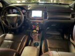 Cockpit conducteur avec volant et instruments numériques