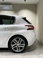 Angle avant gauche montrant la calandre et les phares avant