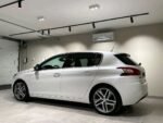 Plan rapproché du poste de conduite et des commandes au volant
