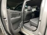 Gros plan des phares LED et de la calandre chromée