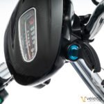 Profil du scooter 3 roues avec siège et garde-boue visibles