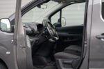 Vue latérale montrant une porte coulissante ouverte et l'accès au compartiment