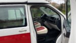 Rangement et penderie dans l'espace arrière du van