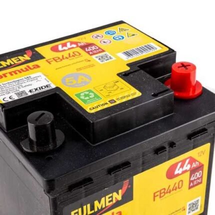 Vue rapprochée des cosses de batterie et bornes prêtes pour le branchement