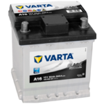 Vue rapprochée des bornes positive et négative sur une batterie pour voiturette
