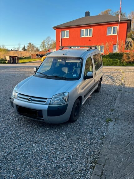 Habitacle avant avec tableau de bord et volant