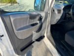 Coffre et espace de chargement vu de l'arrière avec portes ouvertes