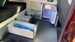 Prise 230 V et convertisseur 12V/230V sous le plan de travail