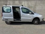 Vue extérieure sur route montrant tenue de route