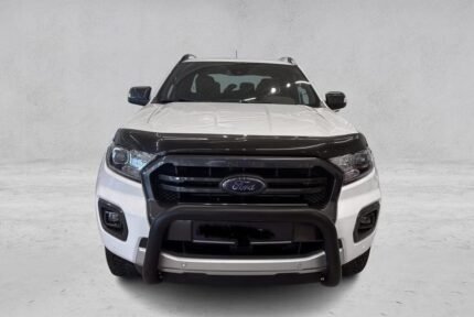 Vue profil avant droit du pick-up blanc avec jantes alliage et benne visible