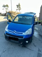 Vue avant droite du Berlingo bleu montrant la carrosserie intacte
