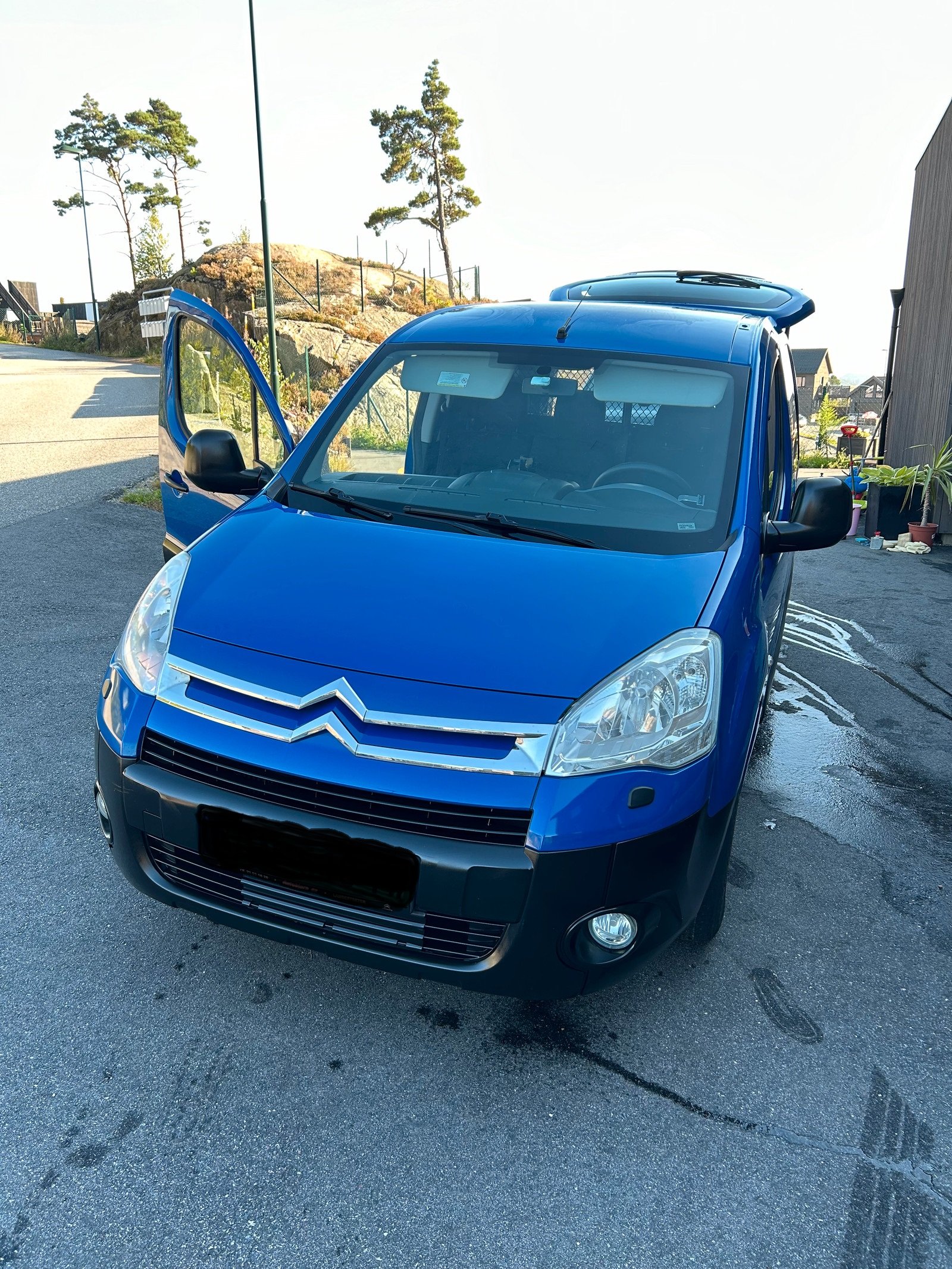 Vue avant droite du Berlingo bleu montrant la carrosserie intacte