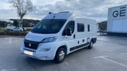 Vue extérieure latérale du camping-car avec store extérieur déployé