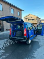 Intérieur cabine côté passager avec commandes et rangements