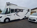 Vue de face du camping‑car stationné avec calandre Fiat visible