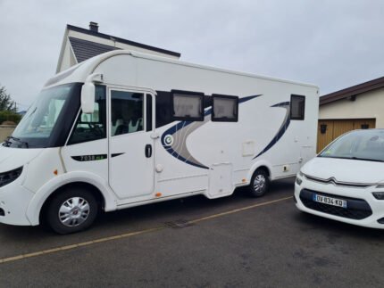 Vue de face du camping‑car stationné avec calandre Fiat visible