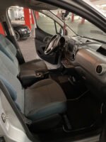 Vue rapprochée du pommeau et levier de vitesses automatique