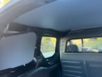 Vue intérieure côté conducteur avec volant