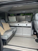 Coffre arrière avec espace de chargement accessible