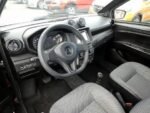 Vue intérieure côté conducteur avec pédalier visible