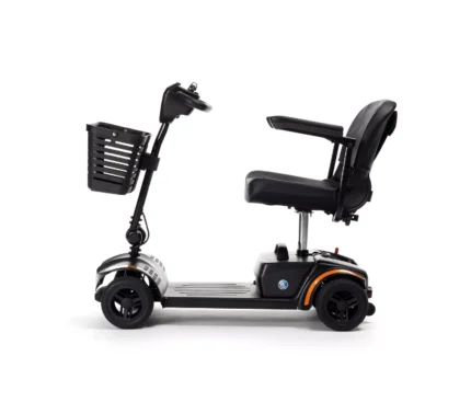 Gros plan sur le siège pivotant et les accoudoirs rabattables du scooter