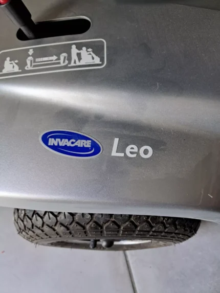 Gros plan sur le guidon et les commandes du scooter montrant l'ergonomie