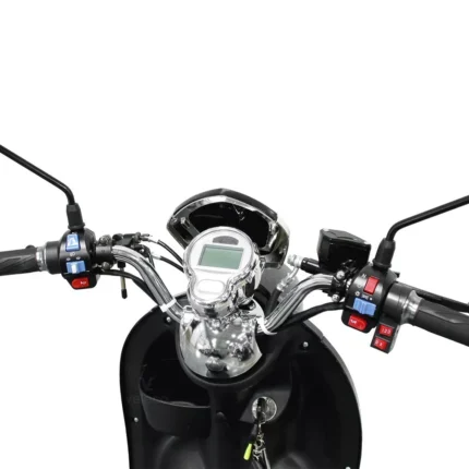 gros plan du tableau de bord LED et des rétroviseurs du scooter