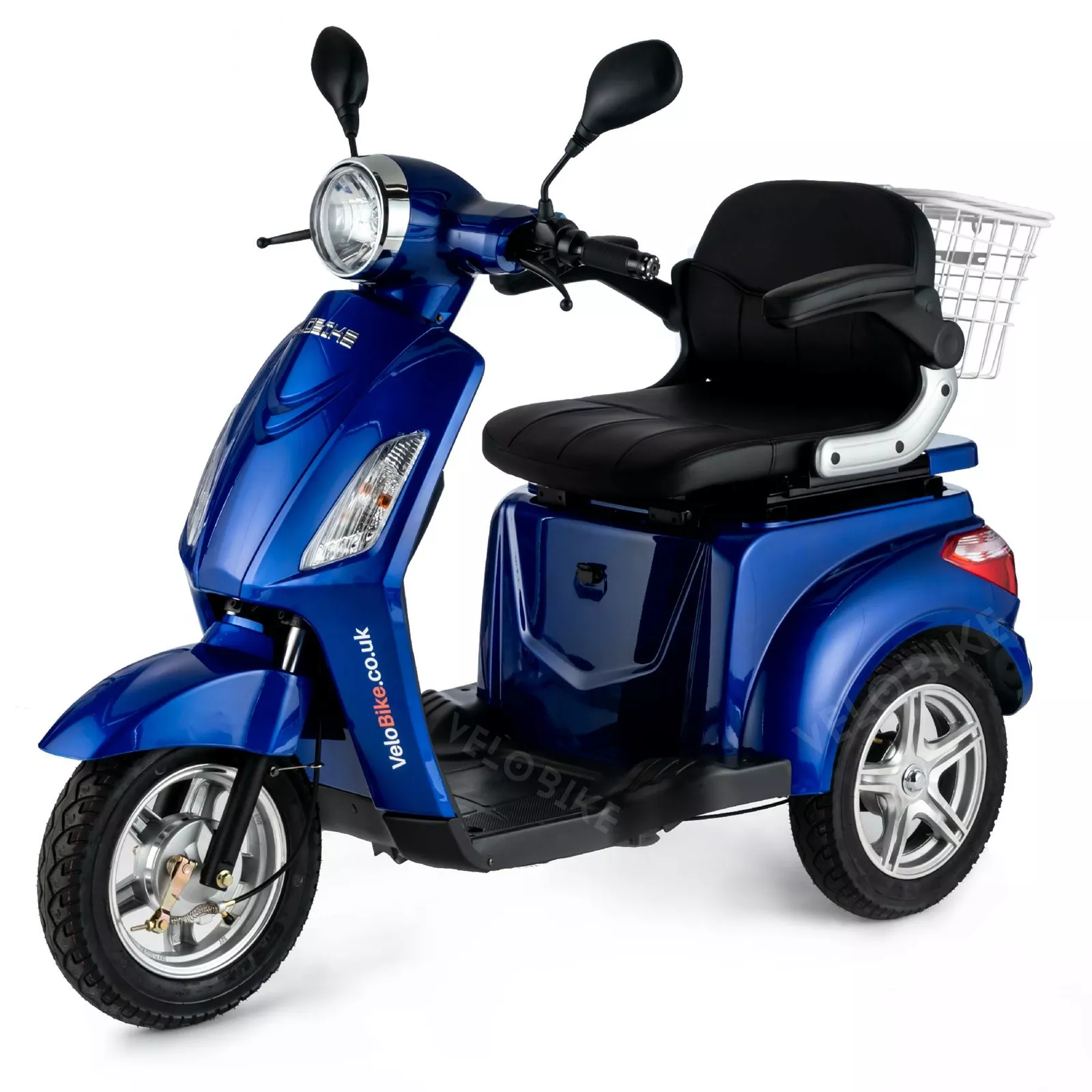 Vue avant du scooter avec éclairage et clignotants allumés