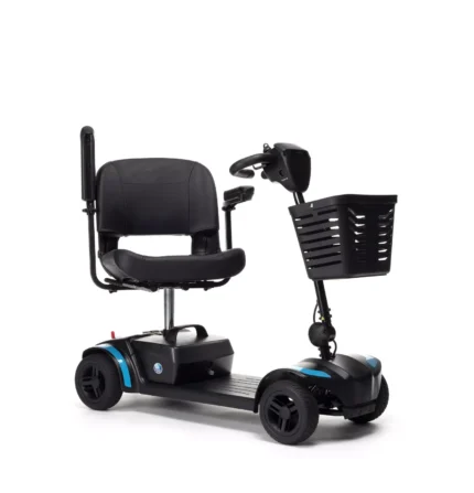 Scooter pliable vu de face avec siège pivotant et accoudoirs escamotables