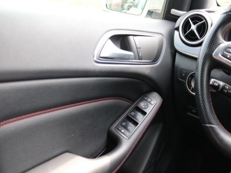 Gros plan sur le logo AMG et la calandre avant