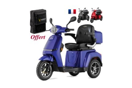 Vue de face du scooter sur trottoir avec phares avant allumés
