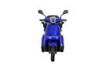 Plan large du scooter garé devant une vitrine de magasin